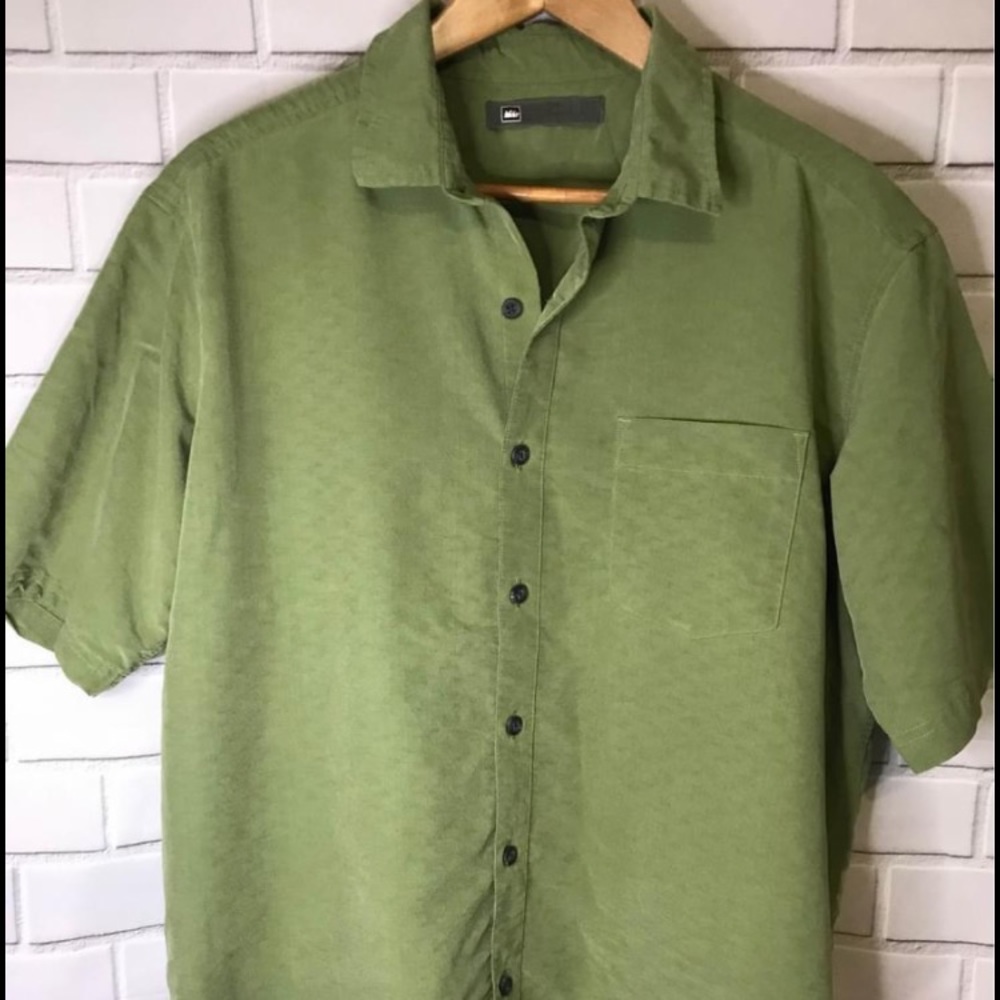 REI green short sleeve button up, size Large